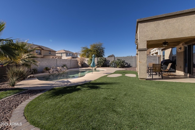 view of yard featuring a fenced in pool, ceiling fan, and a patio area