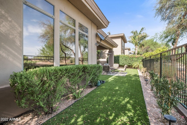 view of yard featuring a patio area