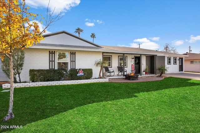 view of front facade featuring a patio area and a front yard