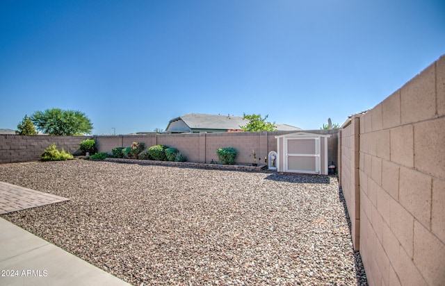 view of yard featuring a storage unit