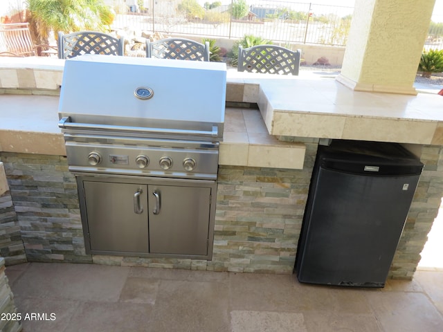 view of patio featuring an outdoor kitchen and grilling area