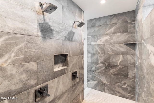 bathroom featuring a tile shower and tile walls