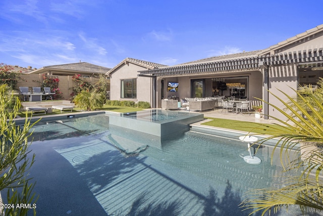 view of swimming pool with a jacuzzi and a patio area