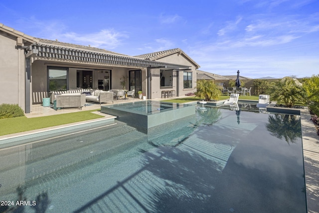 view of swimming pool featuring a hot tub, an outdoor hangout area, and a patio area