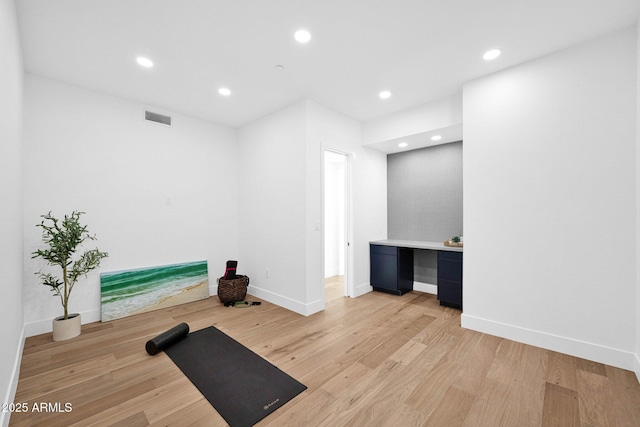 workout area featuring light wood-style floors, baseboards, visible vents, and recessed lighting