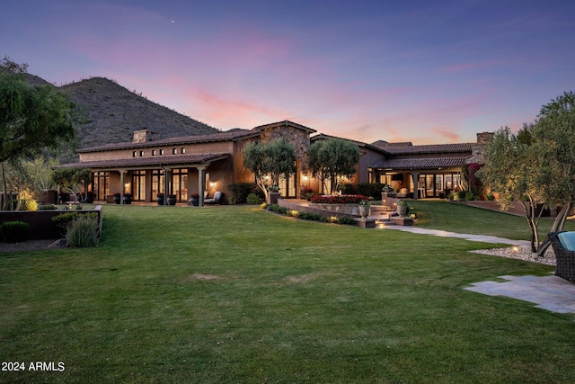 view of yard at dusk