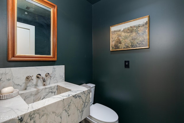 3186 E Stella Ln, Phoenix, AZ 85016 - half bath featuring toilet, backsplash, and vanity