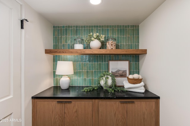3186 E Stella Ln, Phoenix, AZ 85016 - detailed view of tasteful backsplash