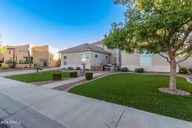 view of front of home featuring a front yard