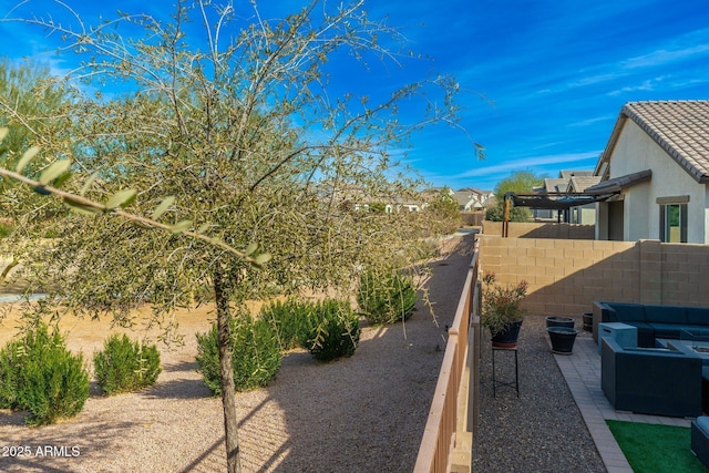 view of yard featuring an outdoor hangout area and a patio area