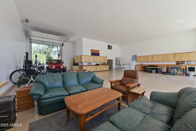 2273 Lindbergh Rd, Overgaard, AZ 85933 - living room with a garage