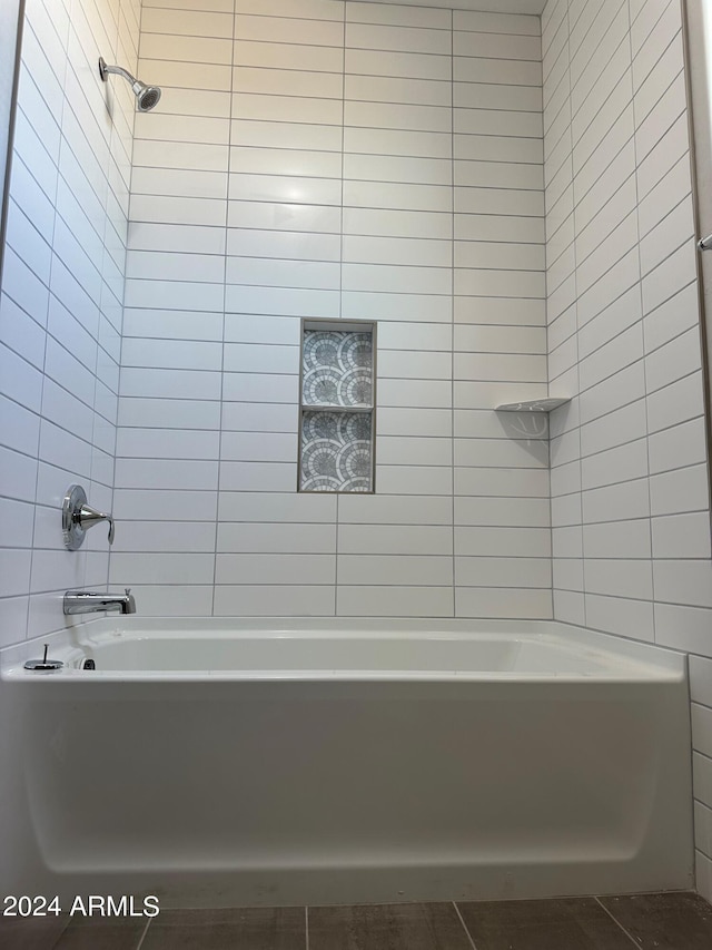 bathroom featuring tiled shower / bath