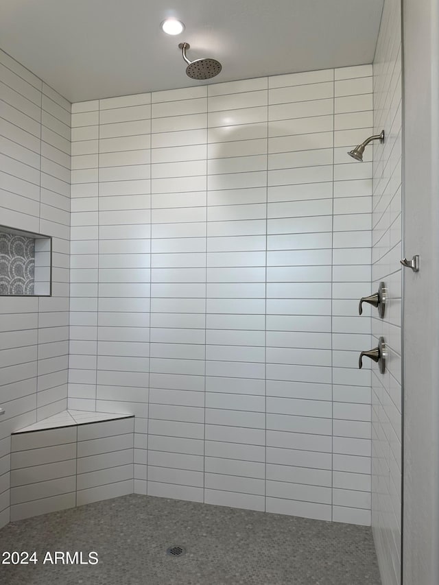 bathroom featuring a tile shower