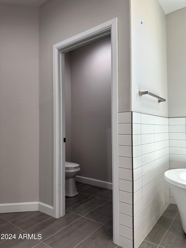 bathroom with toilet and a bathtub