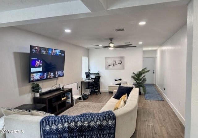 living room with baseboards, visible vents, wood finished floors, and recessed lighting