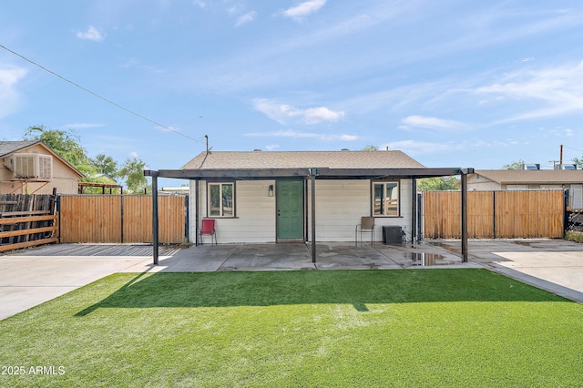 view of front facade featuring a patio area, a front lawn, and fence
