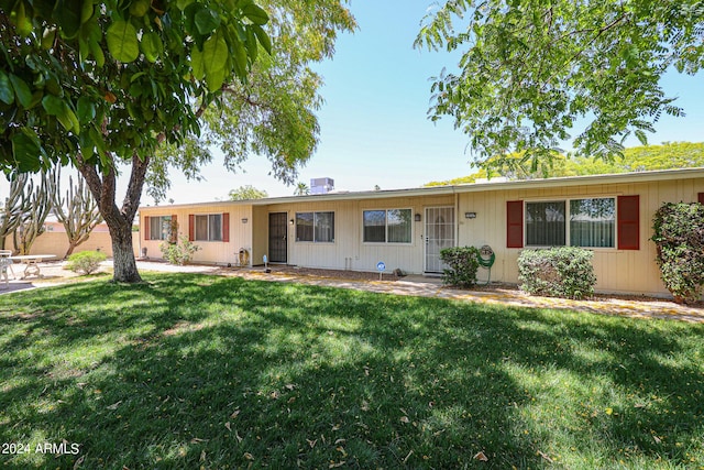 ranch-style home featuring a front lawn