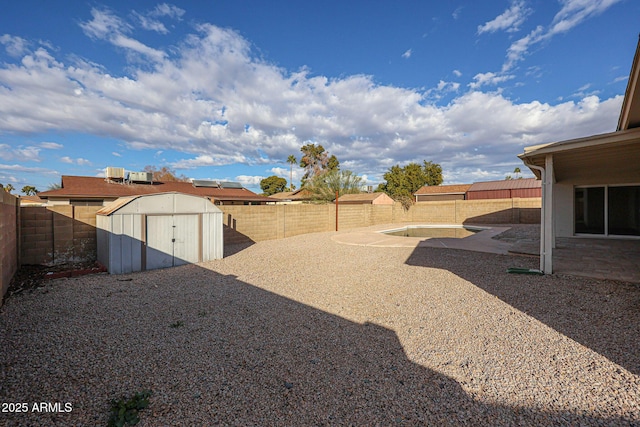 view of yard featuring a shed