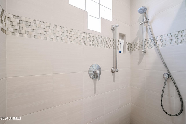 bathroom featuring tiled shower