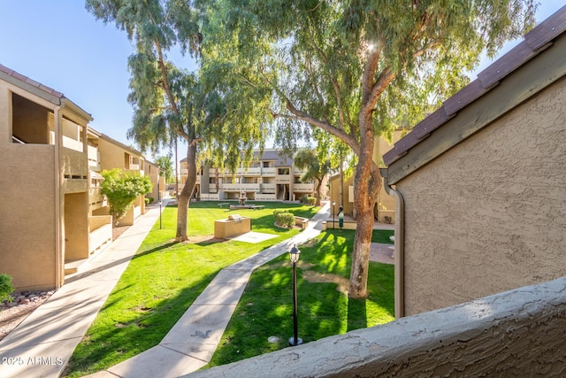 view of property's community featuring a lawn