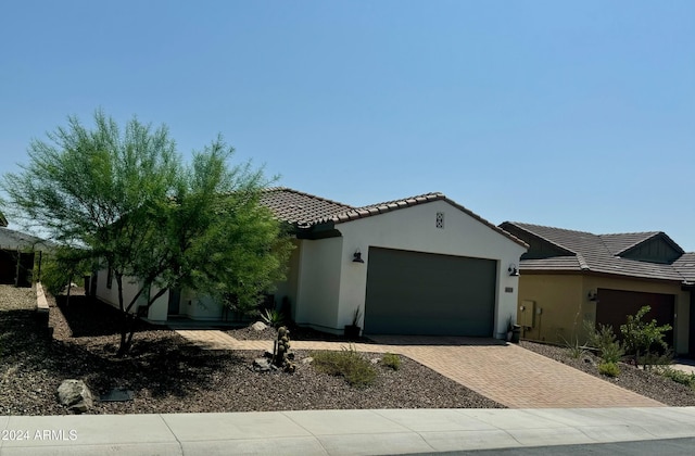 view of front facade featuring a garage