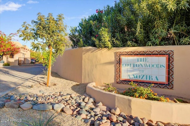 view of community / neighborhood sign