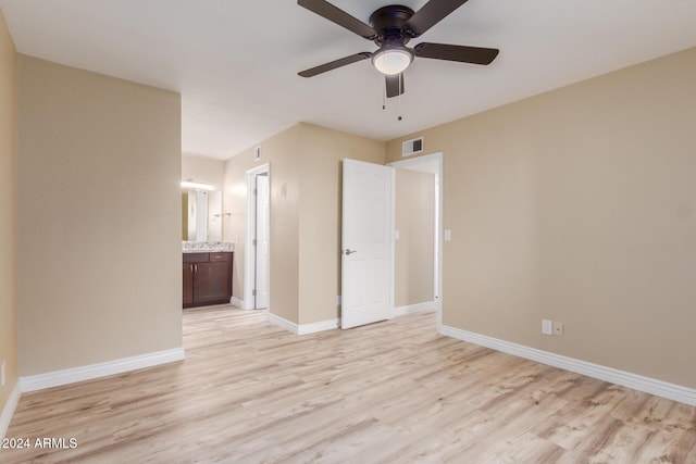 1340 N Recker Rd Unit 131, Mesa, AZ 85205 - unfurnished bedroom featuring light wood-style flooring, baseboards, ensuite bathroom, and ceiling fan
