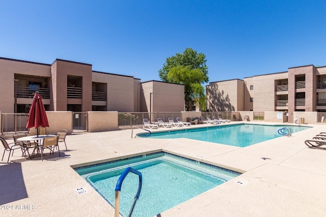 1340 N Recker Rd Unit 131, Mesa, AZ 85205 - community pool with a patio