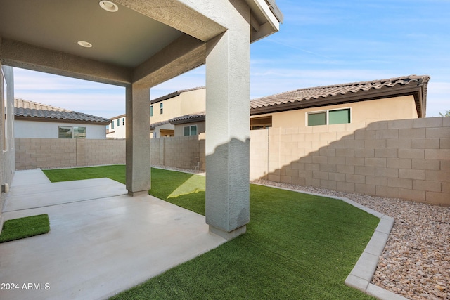 view of yard featuring a patio