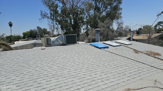 details featuring roof with shingles