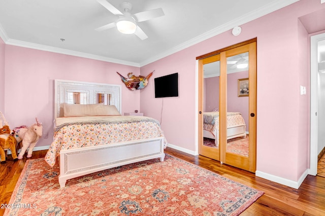 bedroom with ceiling fan, ornamental molding, and hardwood / wood-style floors