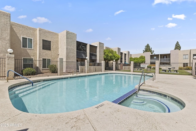 1927 E Hampton Ave Unit 204, Mesa, AZ 85204 - community pool with a community hot tub, a residential view, and a patio area
