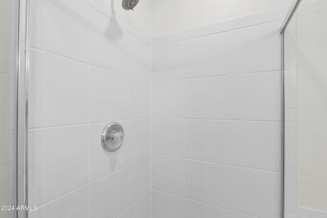 room details featuring tiled shower