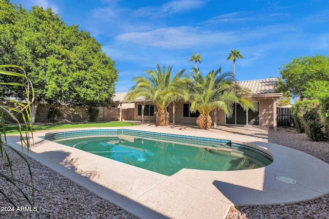 view of swimming pool