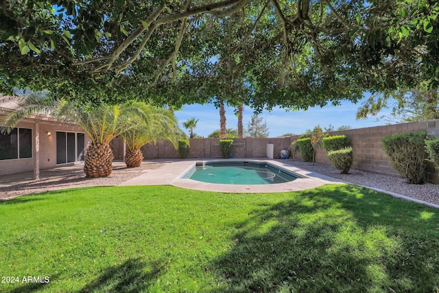 view of swimming pool featuring a yard