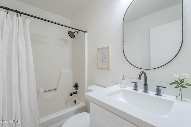 full bath with shower / tub combo, toilet, and vanity