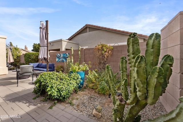 view of yard featuring an outdoor living space and a patio