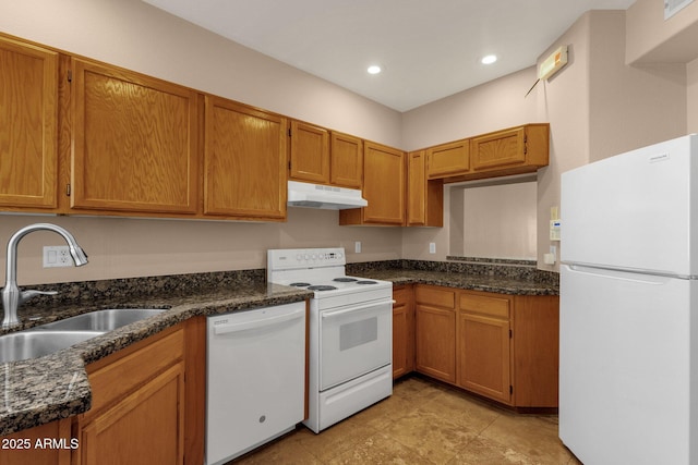 7101 W Beardsley Rd Unit 1502, Glendale, AZ 85308 - kitchen featuring white appliances, under cabinet range hood, a sink, dark stone counters, and recessed lighting