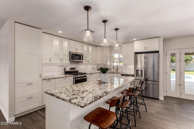 kitchen featuring dark wood-style floors, recessed lighting, a sink, appliances with stainless steel finishes, and backsplash