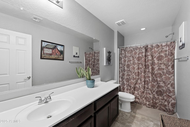 bathroom featuring toilet, curtained shower, visible vents, and vanity