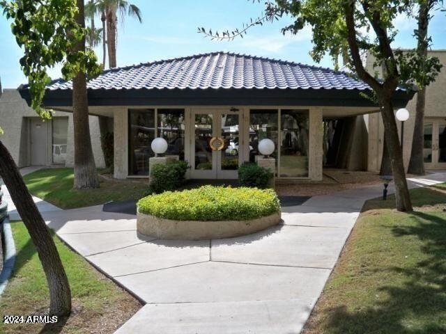 view of property's community featuring a lawn