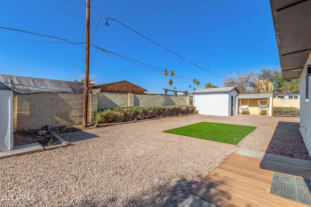 view of yard featuring a storage unit