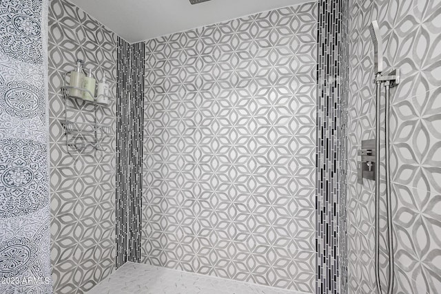 bathroom featuring a tile shower