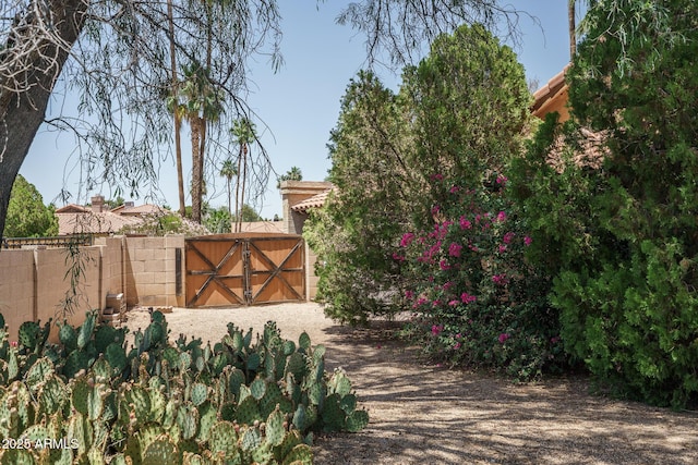 6101 E Beck Ln, Scottsdale, AZ 85254 - view of gate