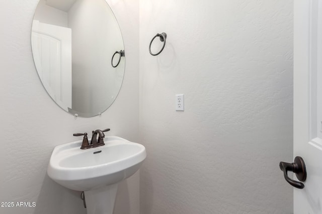 4495 E Woodside Way, Gilbert, AZ 85297 - bathroom featuring a textured wall and a sink