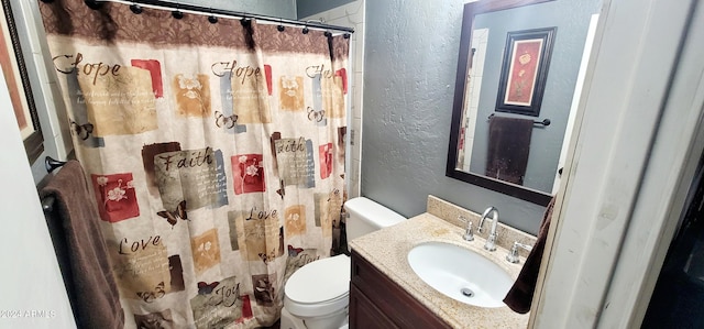 bathroom featuring a shower with shower curtain, vanity, and toilet