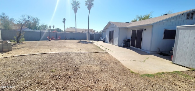 view of yard featuring a patio area