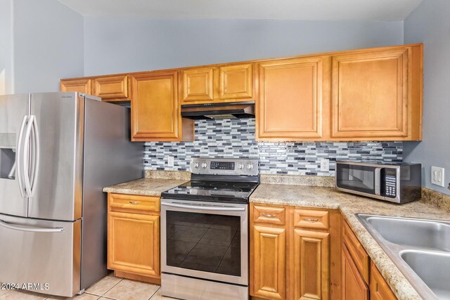 kitchen with lofted ceiling, light hardwood / wood-style floors, pendant lighting, and ceiling fan