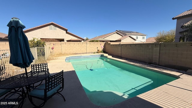 view of swimming pool