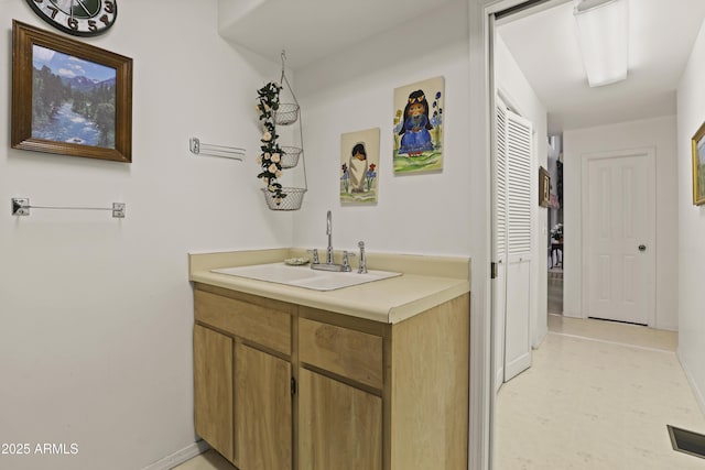 bathroom with vanity, visible vents, and baseboards